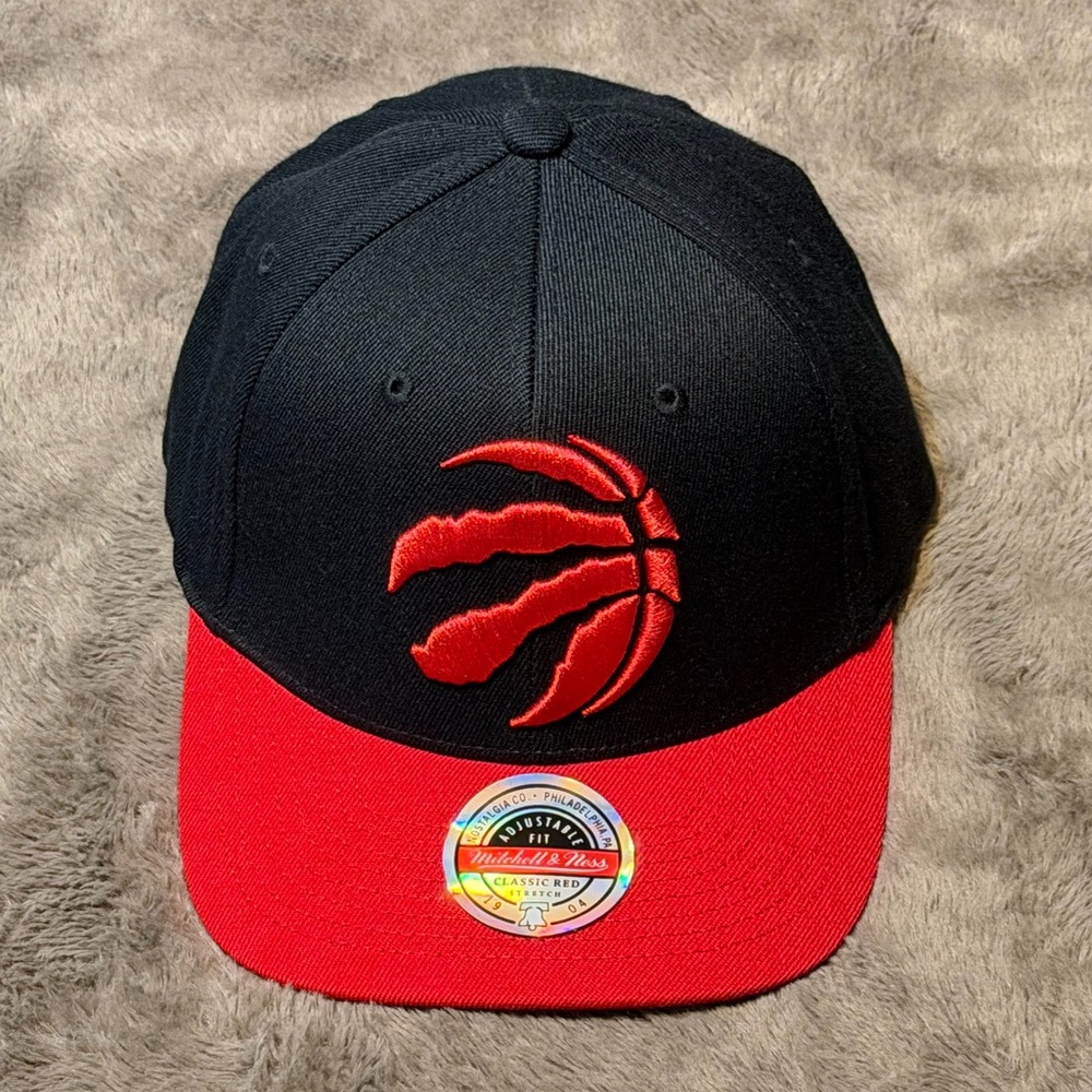 NWT - Mitchell & Ness Black/Red Toronto Raptors Team Two-Tone 2.0 SnapBack Hat